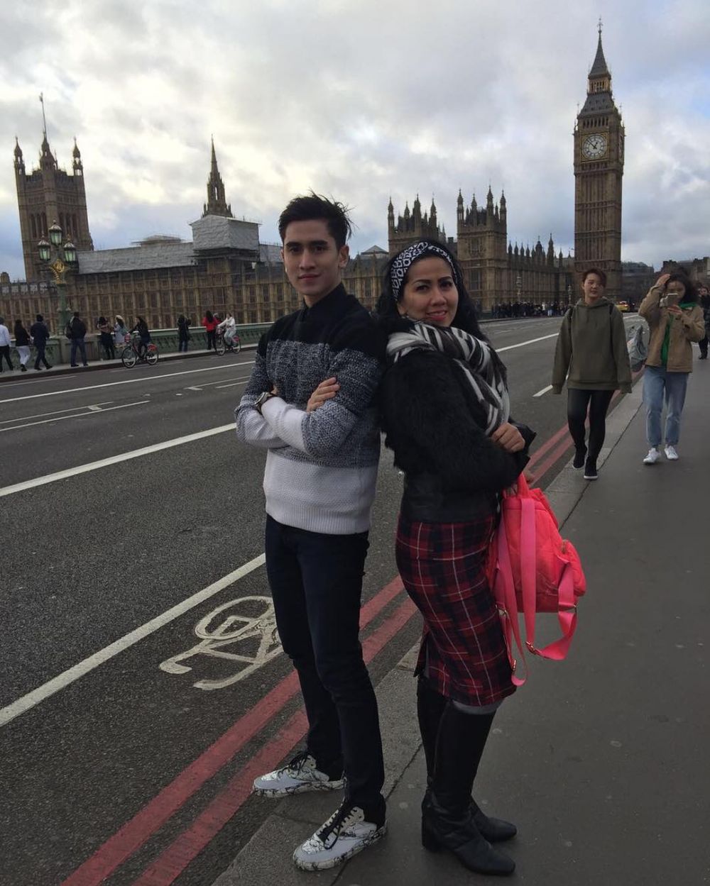 Wajah anak cowok 9 seleb ini plek ketiplek ibunya, bak fotokopi