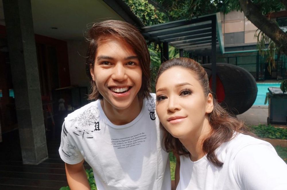 Wajah anak cowok 9 seleb ini plek ketiplek ibunya, bak fotokopi