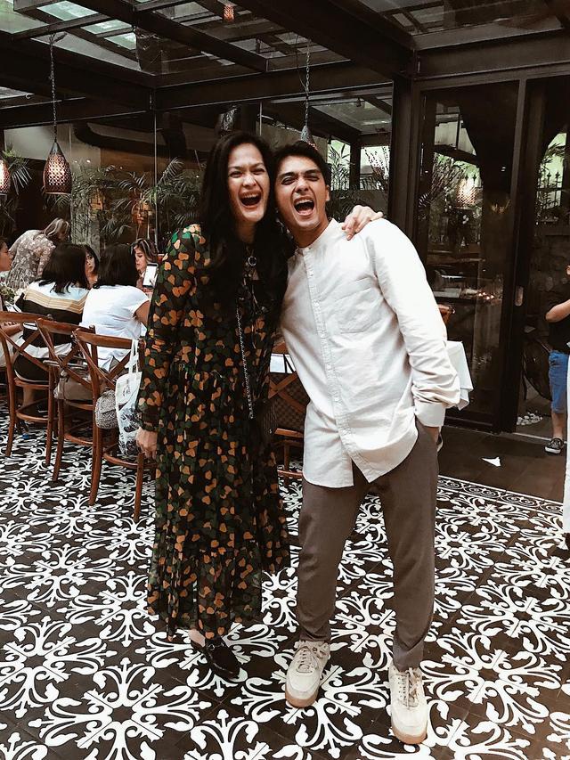 Wajah anak cowok 9 seleb ini plek ketiplek ibunya, bak fotokopi