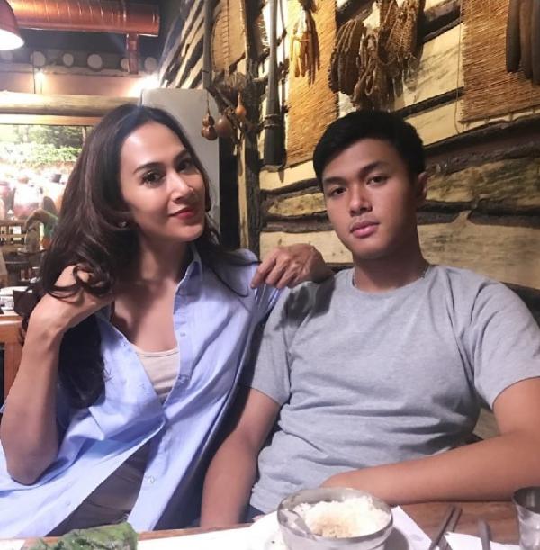 Wajah anak cowok 9 seleb ini plek ketiplek ibunya, bak fotokopi