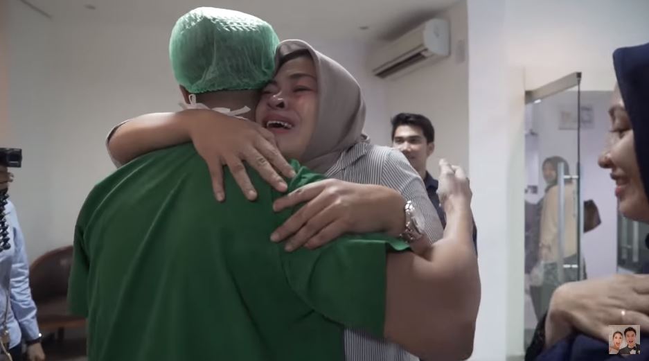 Jarang terekspos, ini 7 momen kedekatan Baim Wong dan mertua