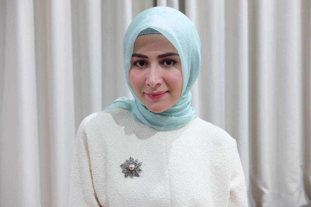 8 Potret pesinetron Rina Diana kenakan hijab, simple tapi elegan