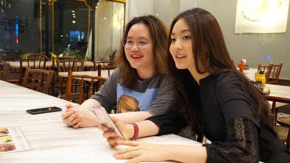 10 Potret kompak Natasha Wilona dan kakak, bak saudara kembar