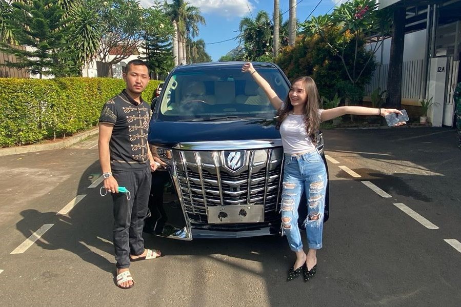 5 Seleb ini dihadiahi kekasih mobil mewah, Elina Joerg dapat Alphard