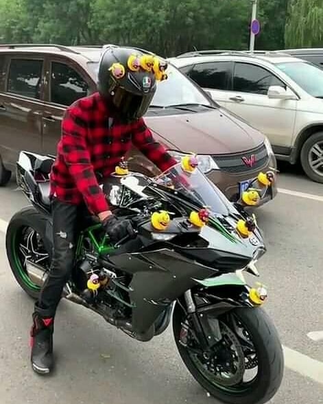 9 Barang nyeleneh dibawa berkendara ini bikin nyengir