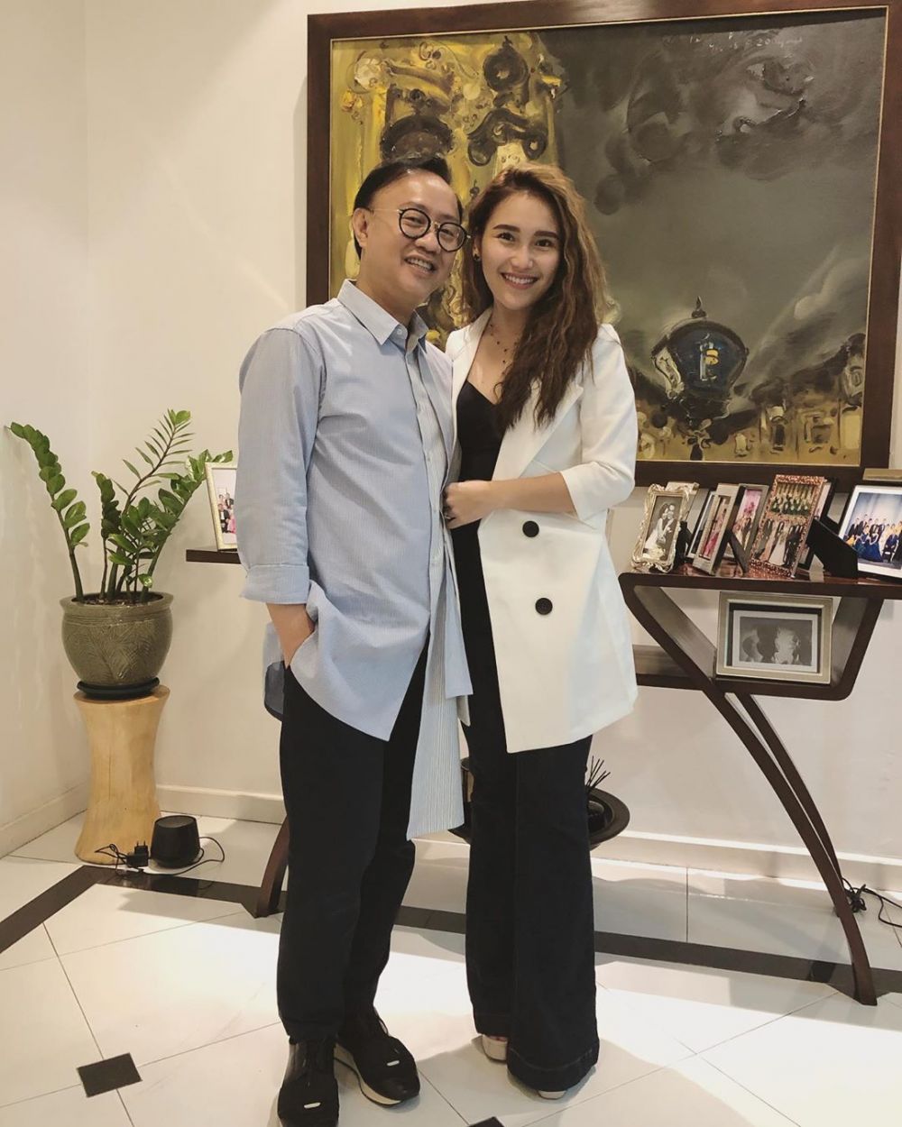 10 Inspirasi outer ala Ayu Ting Ting, simpel tapi elegan