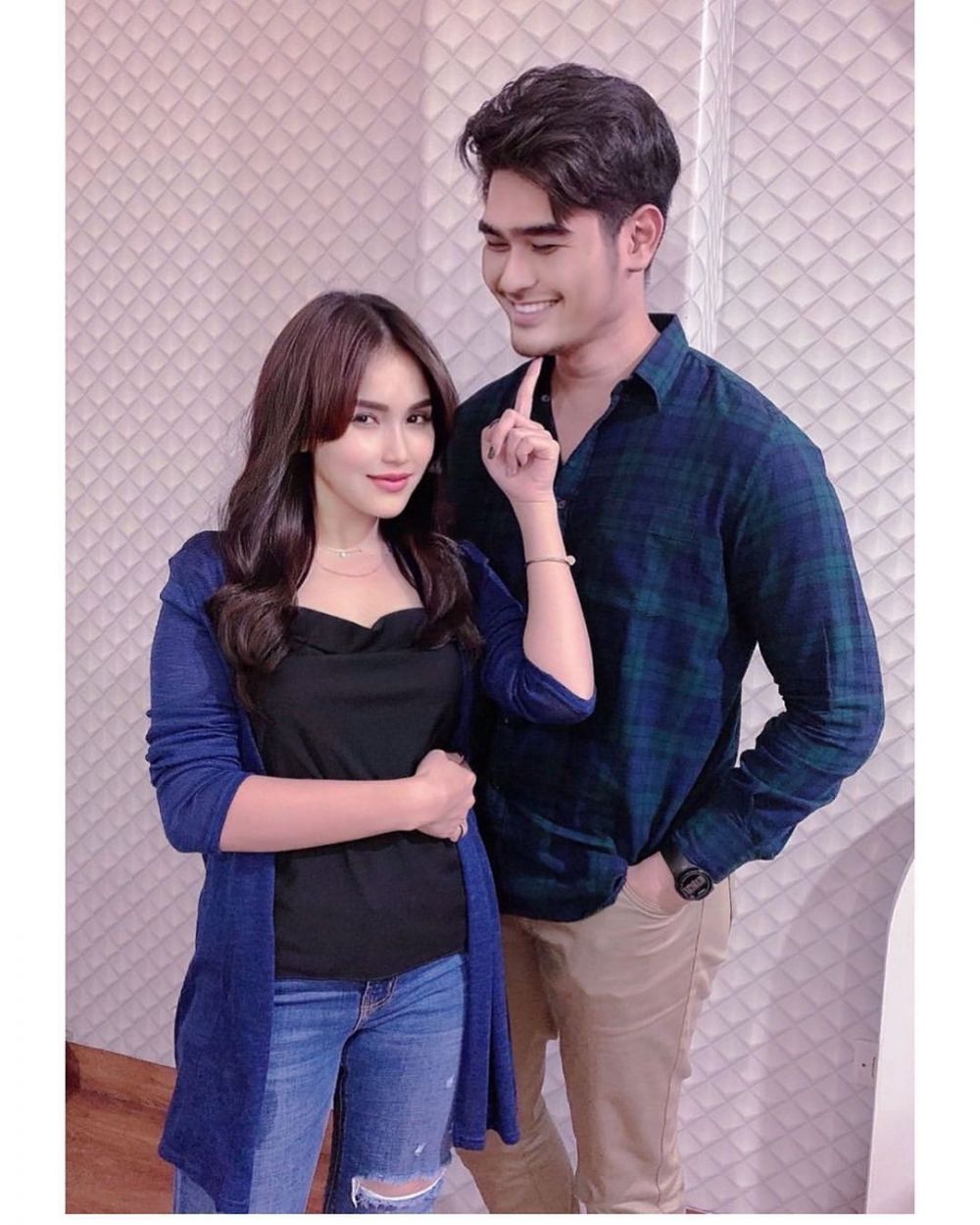 10 Inspirasi outer ala Ayu Ting Ting, simpel tapi elegan