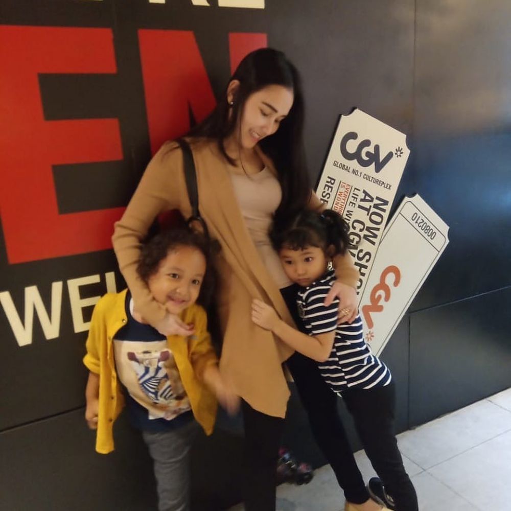 10 Inspirasi outer ala Ayu Ting Ting, simpel tapi elegan