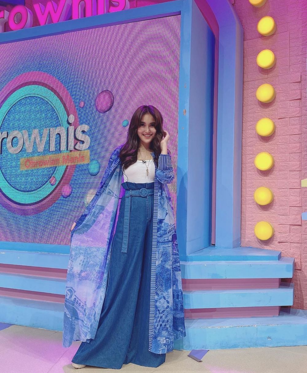 10 Inspirasi outer ala Ayu Ting Ting, simpel tapi elegan