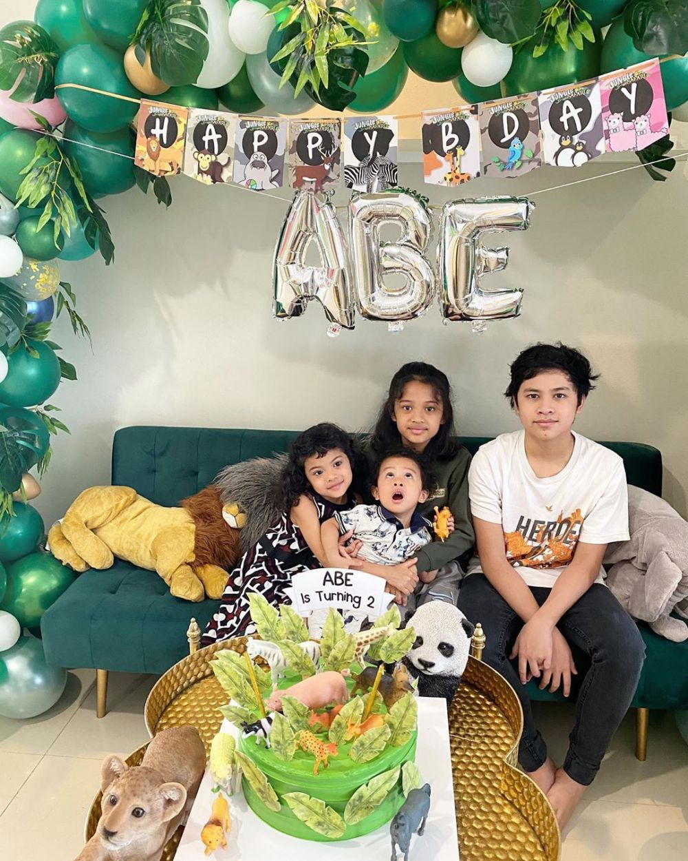 8 Momen ulang tahun ke-2 anak Giring Nidji, bertema jungle