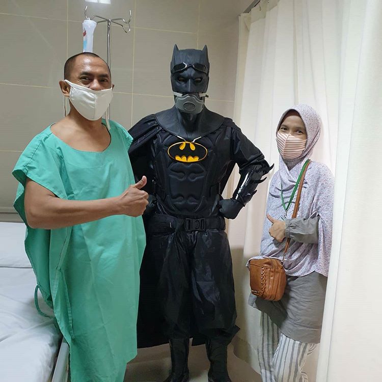 7 Potret dokter pakai kostum superhero jadi APD, bikin ceria pasien