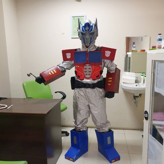 7 Potret dokter pakai kostum superhero jadi APD, bikin ceria pasien