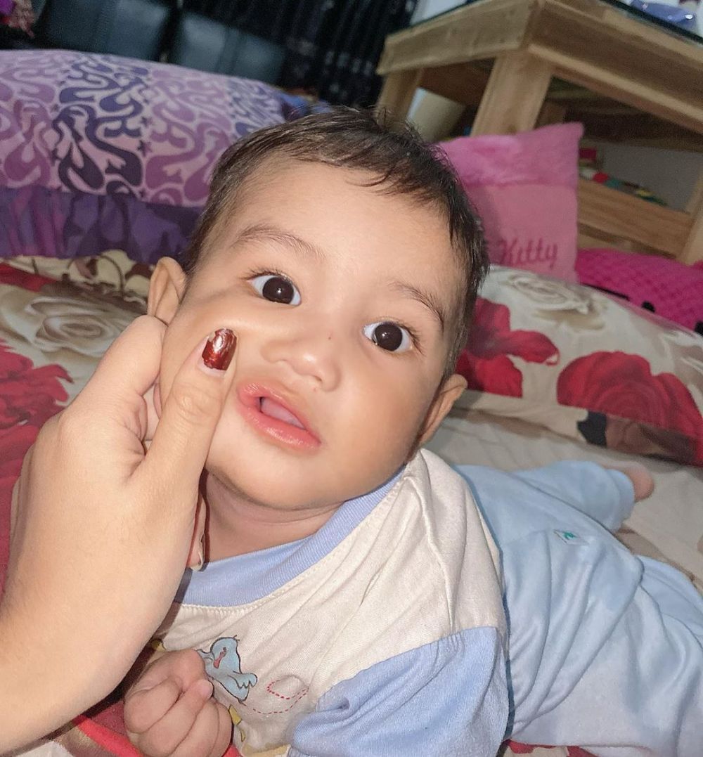 Jadi single parent, ini 10 potret Raya Kitty momong anak