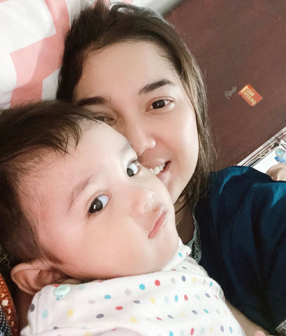 Jadi single parent, ini 10 potret Raya Kitty momong anak