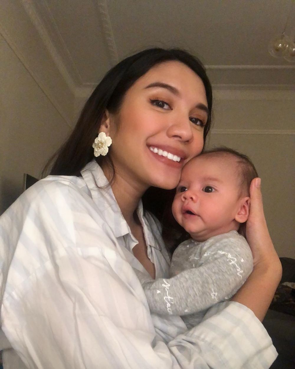 Jadi ibu baru, ini 10 momen Acha Sinaga momong anak