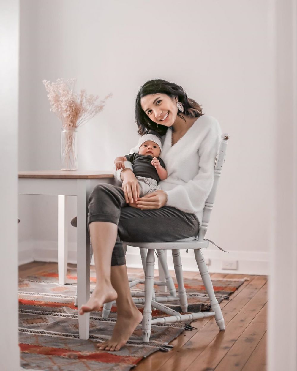 Jadi ibu baru, ini 10 momen Acha Sinaga momong anak