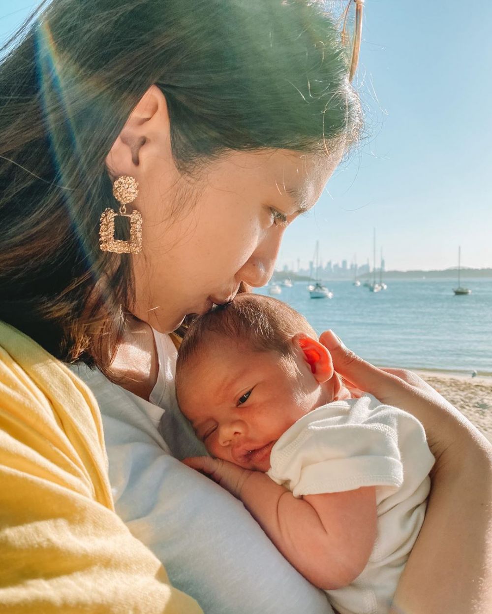 Jadi ibu baru, ini 10 momen Acha Sinaga momong anak