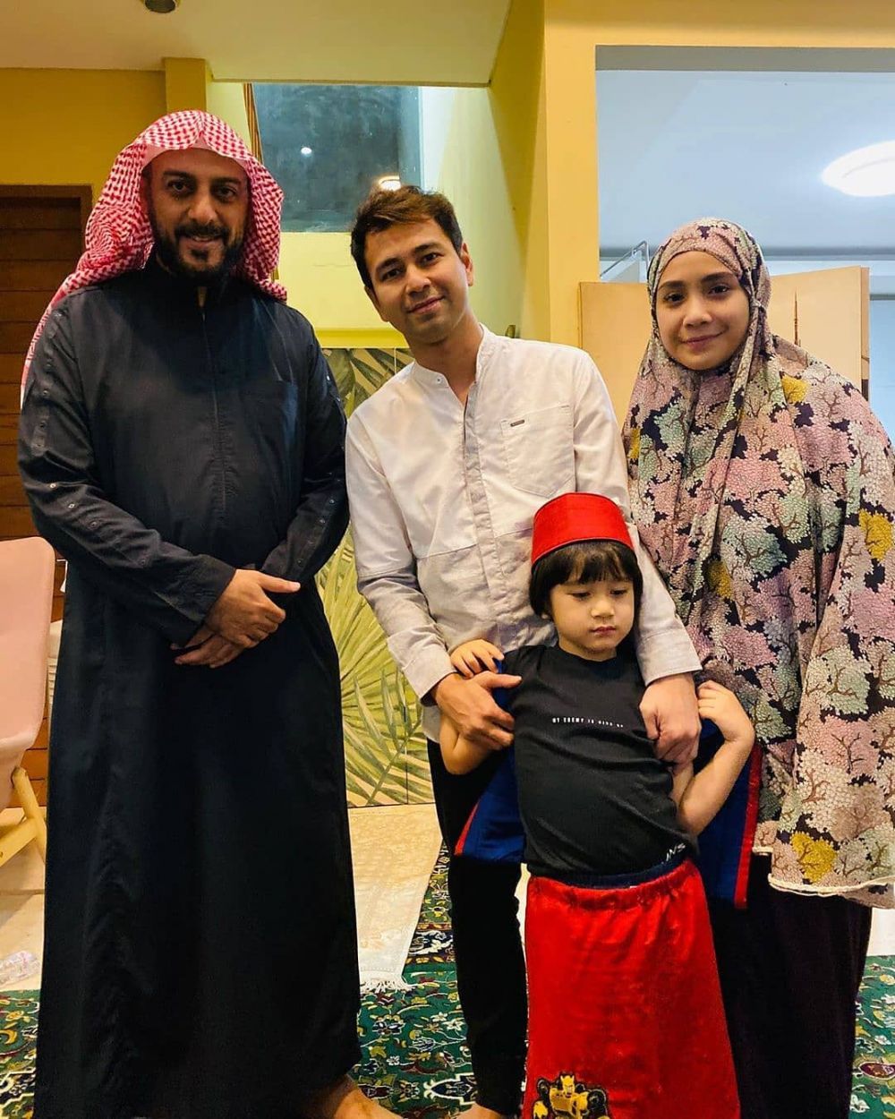 8 Potret anak seleb pakai sarung dan kopiah, menggemaskan abis