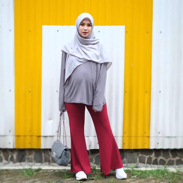 10 Inspirasi outfit bumil ala Zaskia Adya Mecca, simpel & elegan