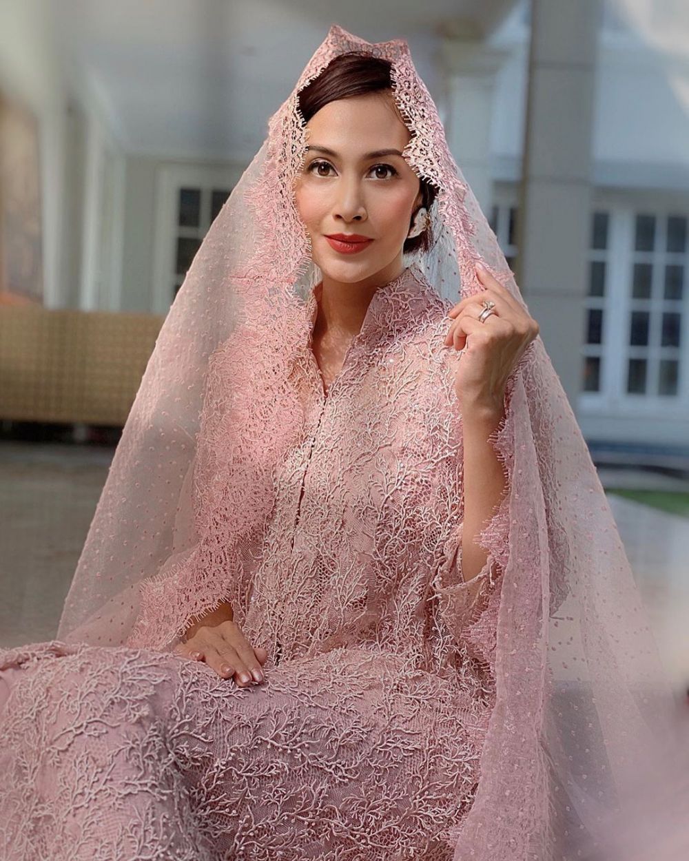 10 Gaya feminin Diah Permatasari kenakan baju brokat saat lebaran