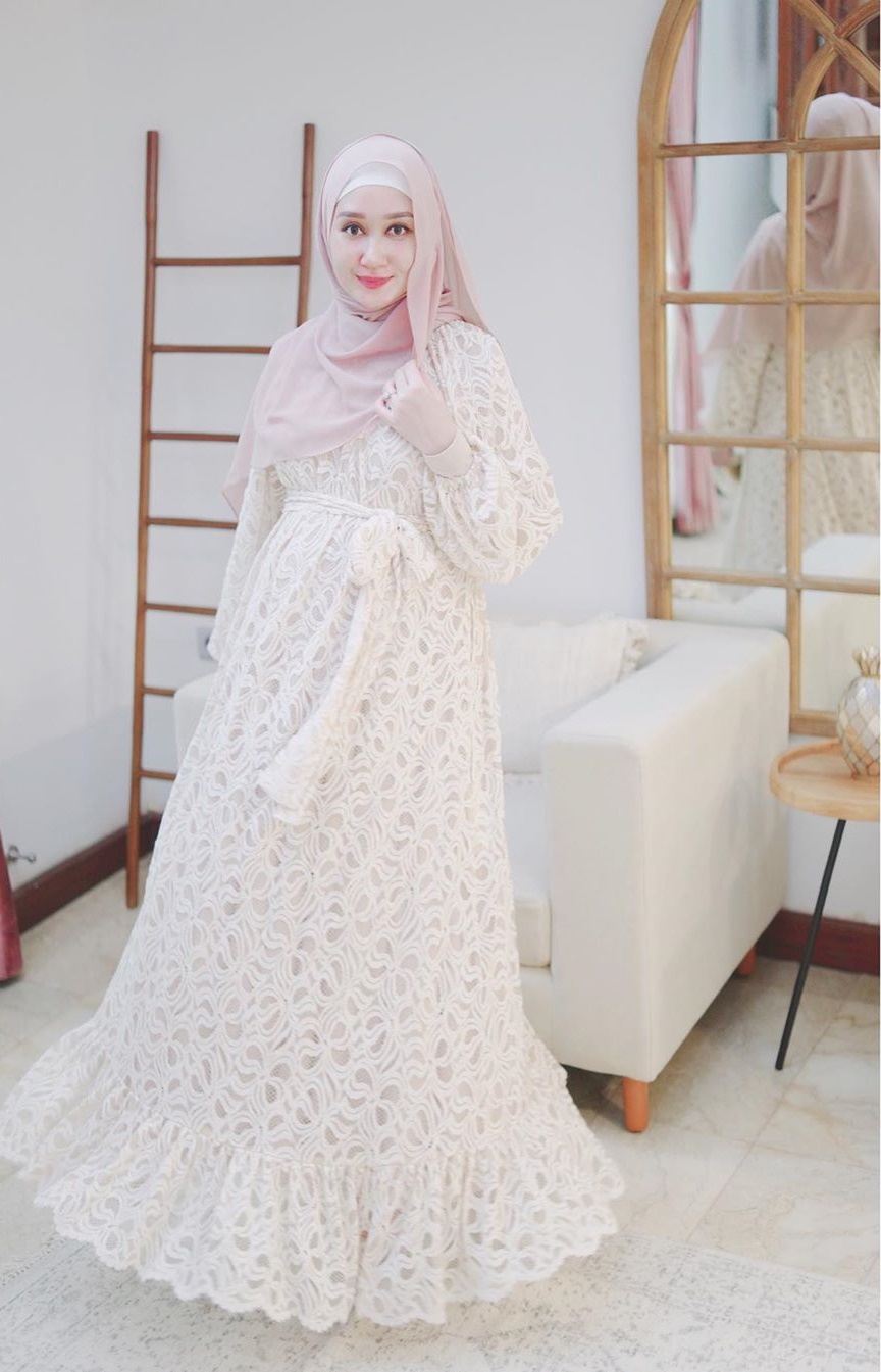 7 Potret Dian Pelangi pamer baby bump, tetap stylish