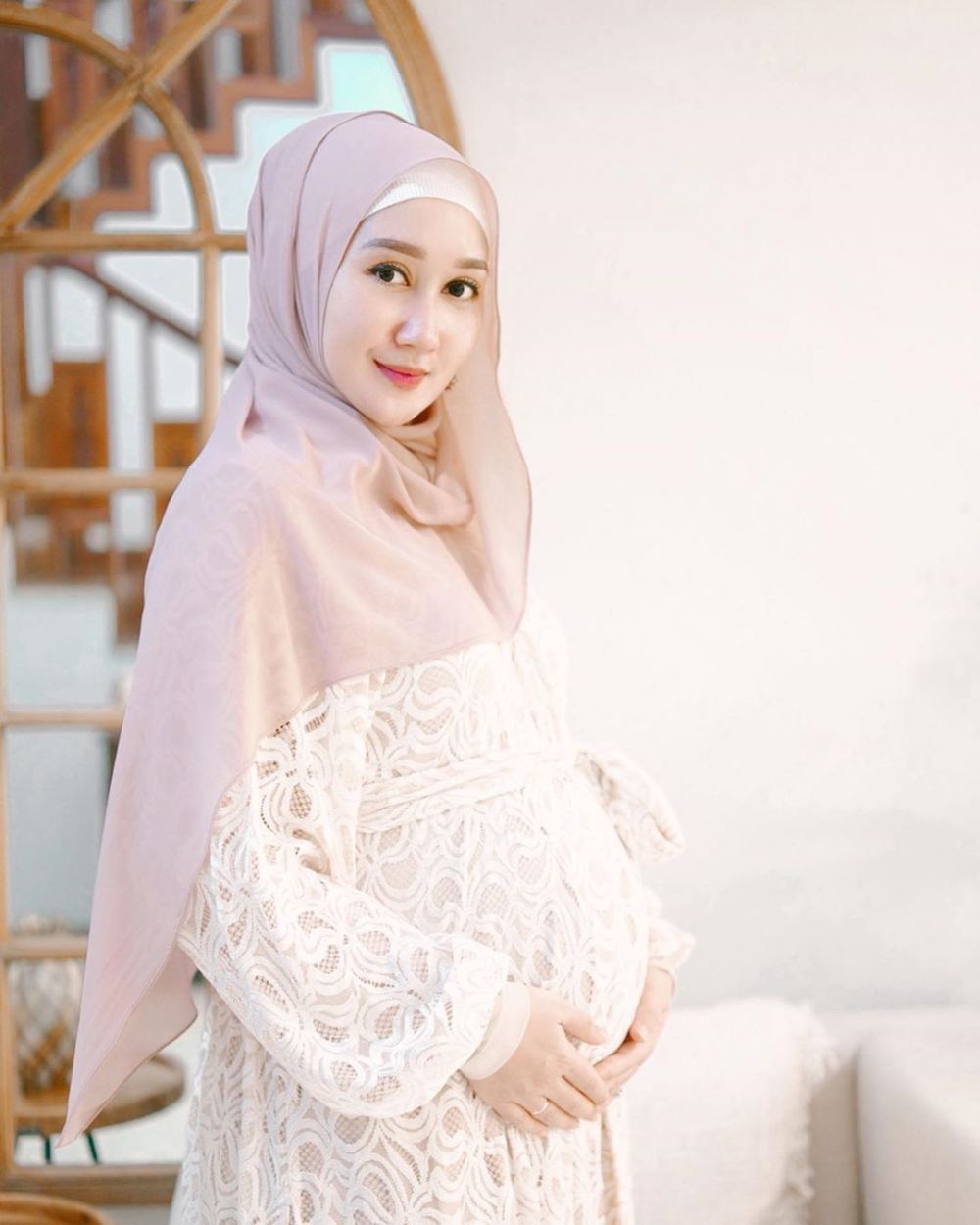 7 Potret Dian Pelangi pamer baby bump, tetap stylish