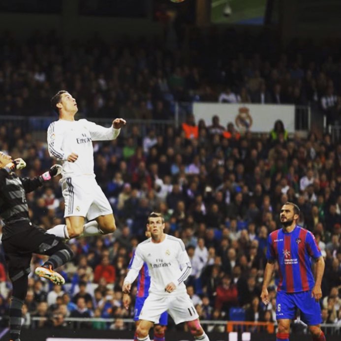 6 Potret aksi Cristiano Ronaldo duel udara, seperti sedang terbang