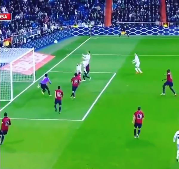 6 Potret aksi Cristiano Ronaldo duel udara, seperti sedang terbang