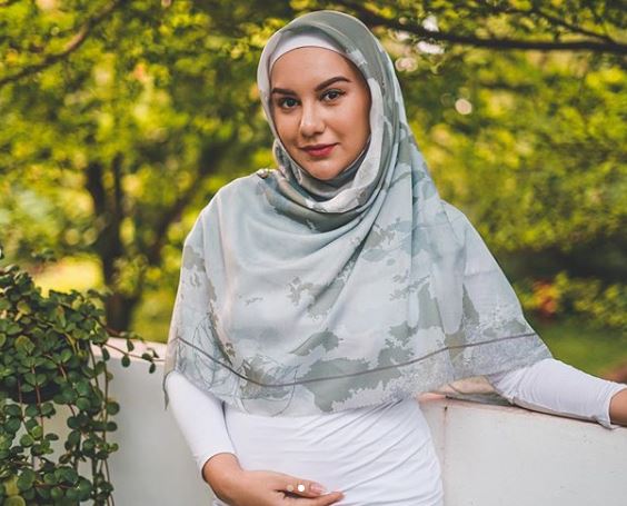 Adu gaya 10 seleb pamer baby bump, auranya terpampang nyata