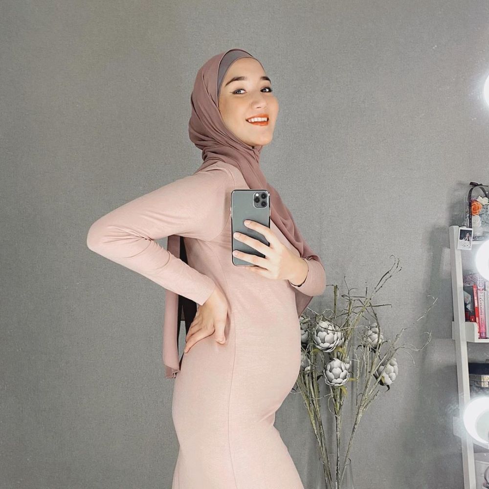 Adu gaya 10 seleb pamer baby bump, auranya terpampang nyata