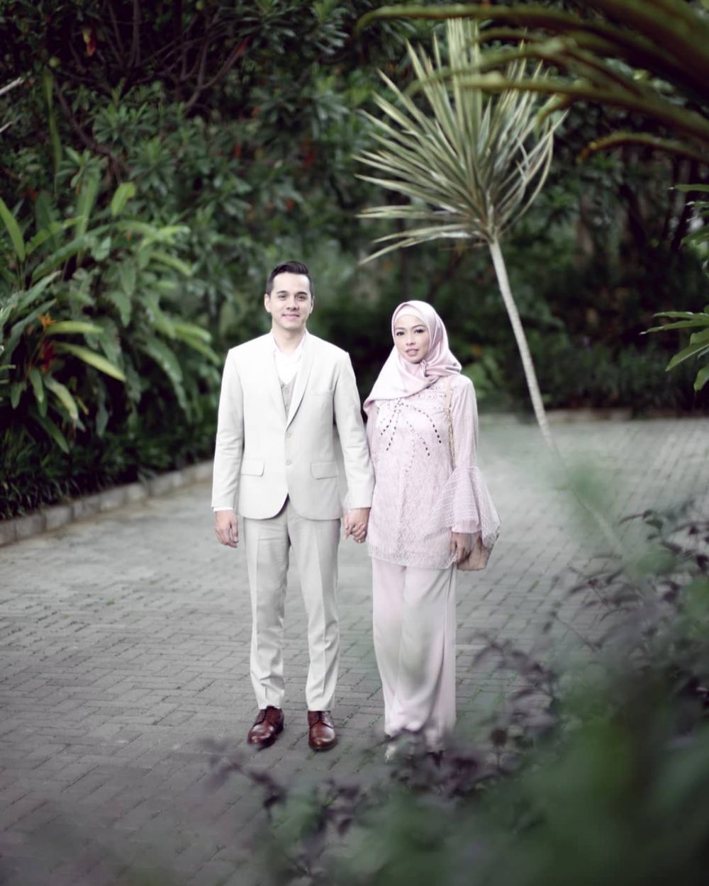 10 Potret romantis Rionaldo Stokhorst dan istri, mesra abis