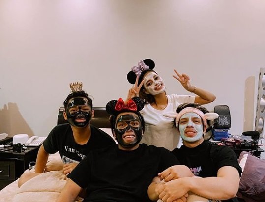 Momen Aurel pakai masker kulit bareng 3 pria ini bikin gemas