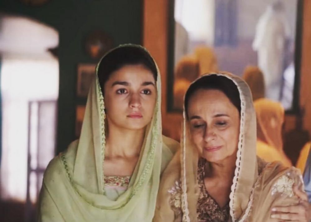 9 Potret kedekatan Alia Bhatt & ibunya, sempat main film bareng