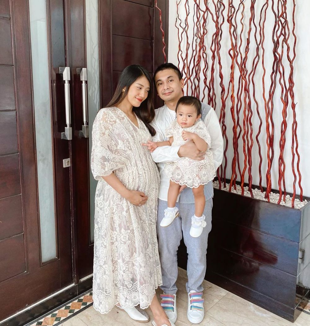 5 Potret baby bump Anissa Aziza, stylish dan elegan