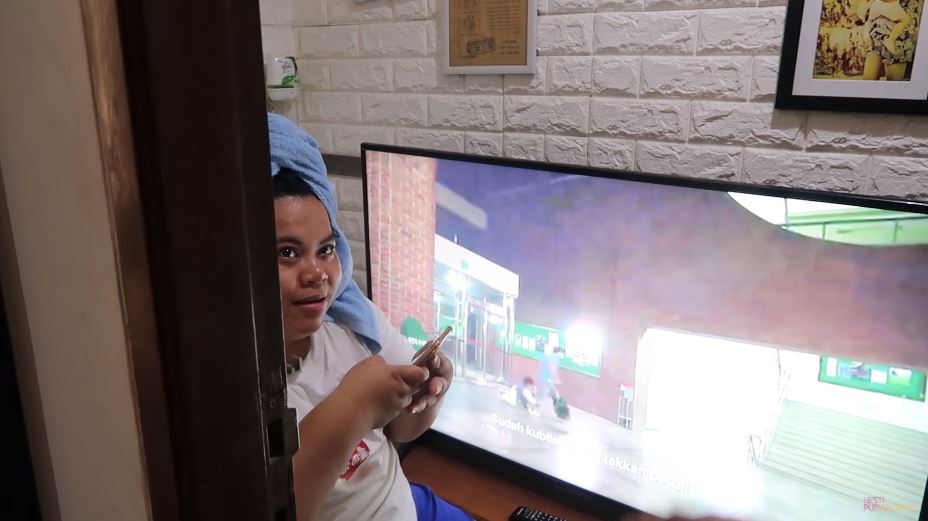 12 Potret rumah Hesti Purwadinata, kamar mandinya curi perhatian