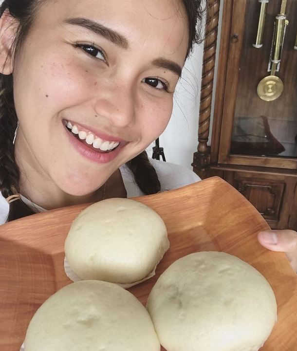 5 Seleb ini jualan peyek sampai bertani saat pandemi corona