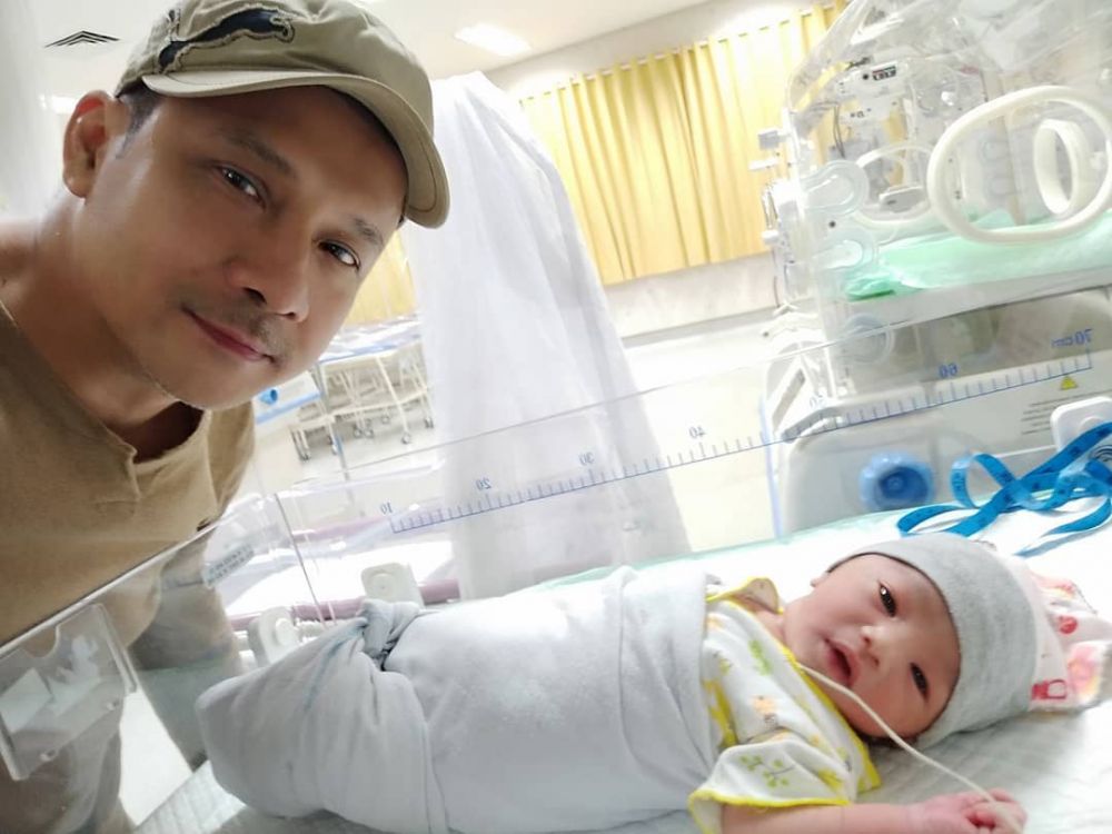 Potret 7 aktor senior momong cucu, jadi kakek idaman