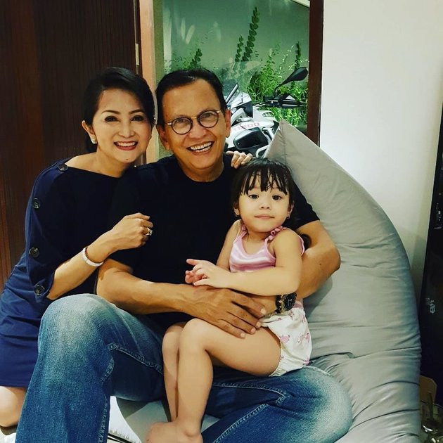 Potret 7 aktor senior momong cucu, jadi kakek idaman