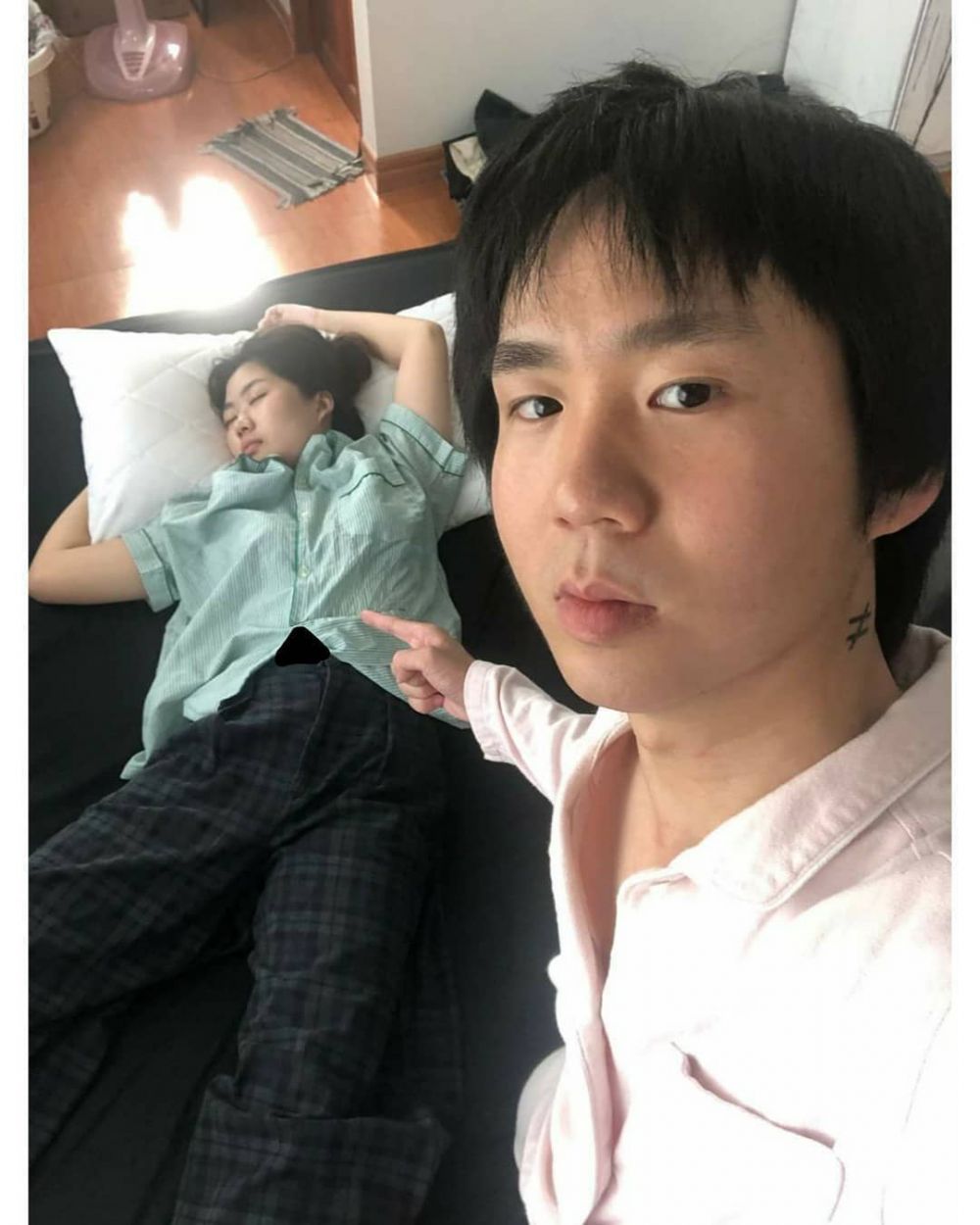 8 Momen pria ngerjain pacar jadi ayam goreng ini bikin ngakak