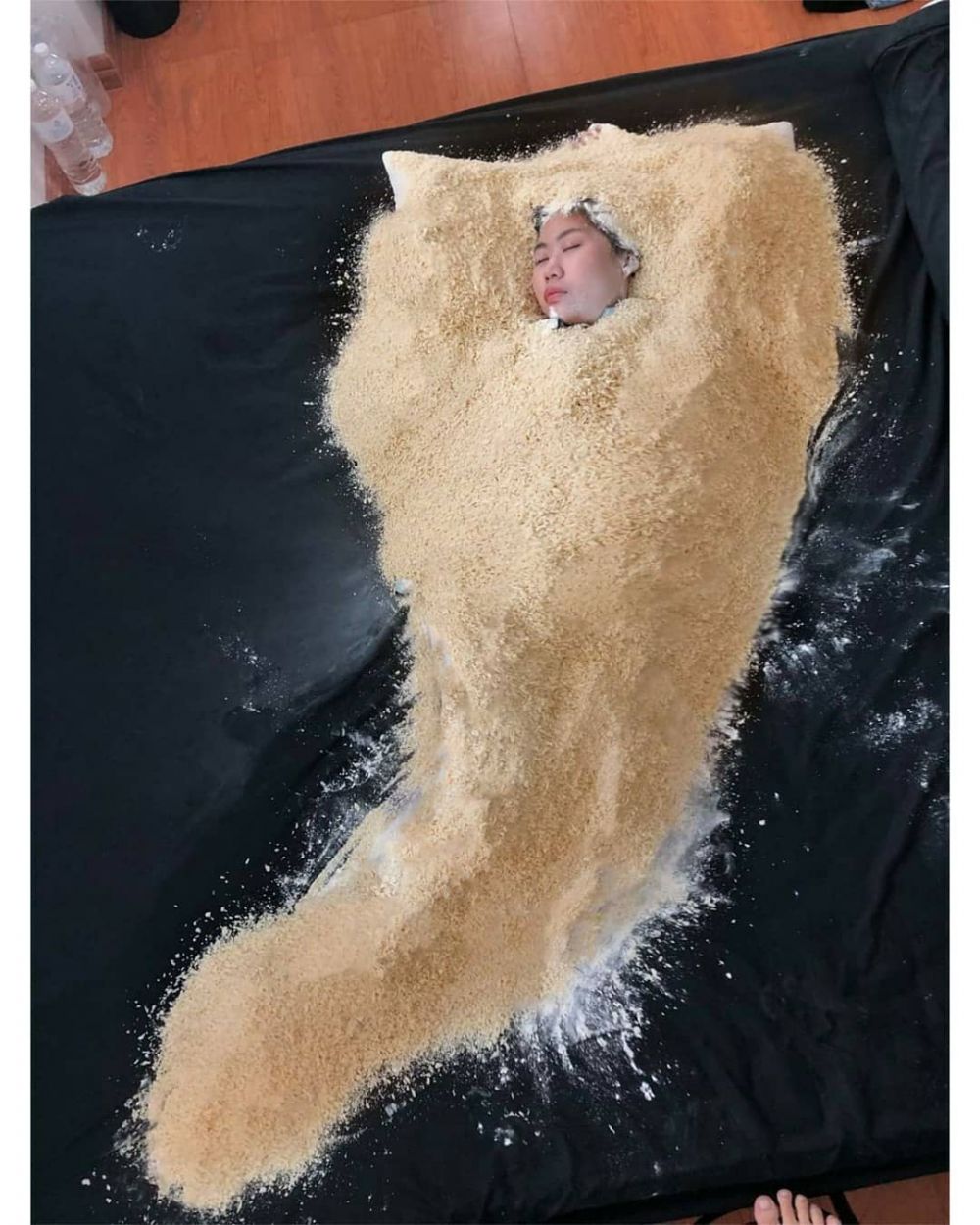 8 Momen pria ngerjain pacar jadi ayam goreng ini bikin ngakak