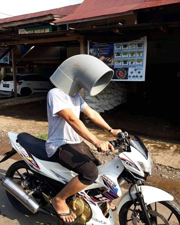 10 Momen lucu orang bawa sepeda motor ini bikin geleng kepala