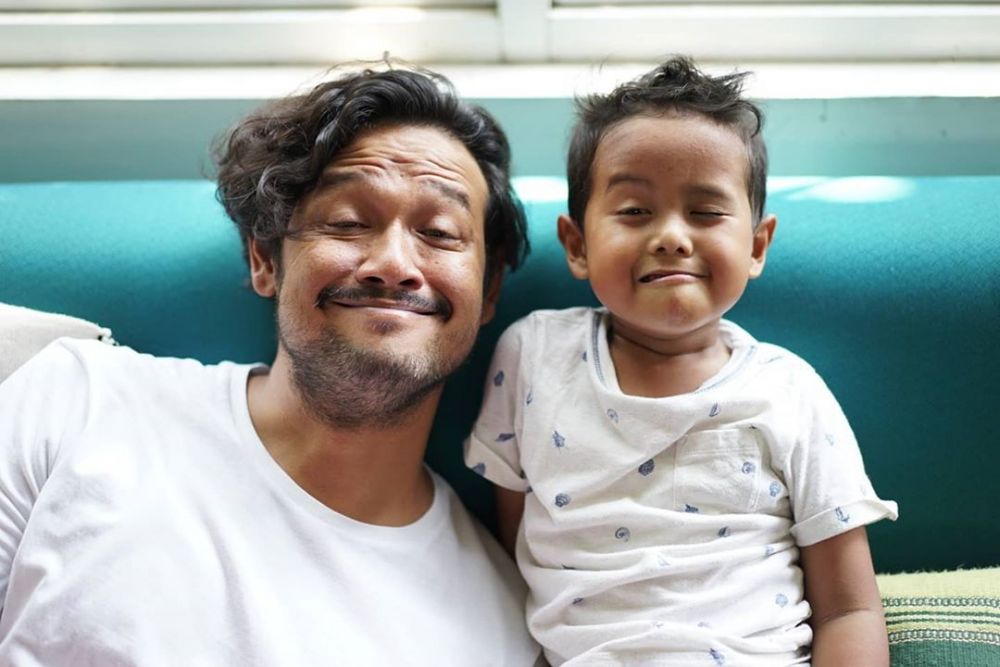 7 Aksi Dwi Sasono tak jaim posting pose lucu, ada yang bikin baper