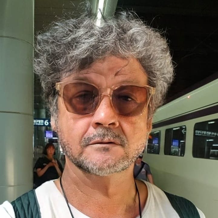 7 Aksi Dwi Sasono tak jaim posting pose lucu, ada yang bikin baper