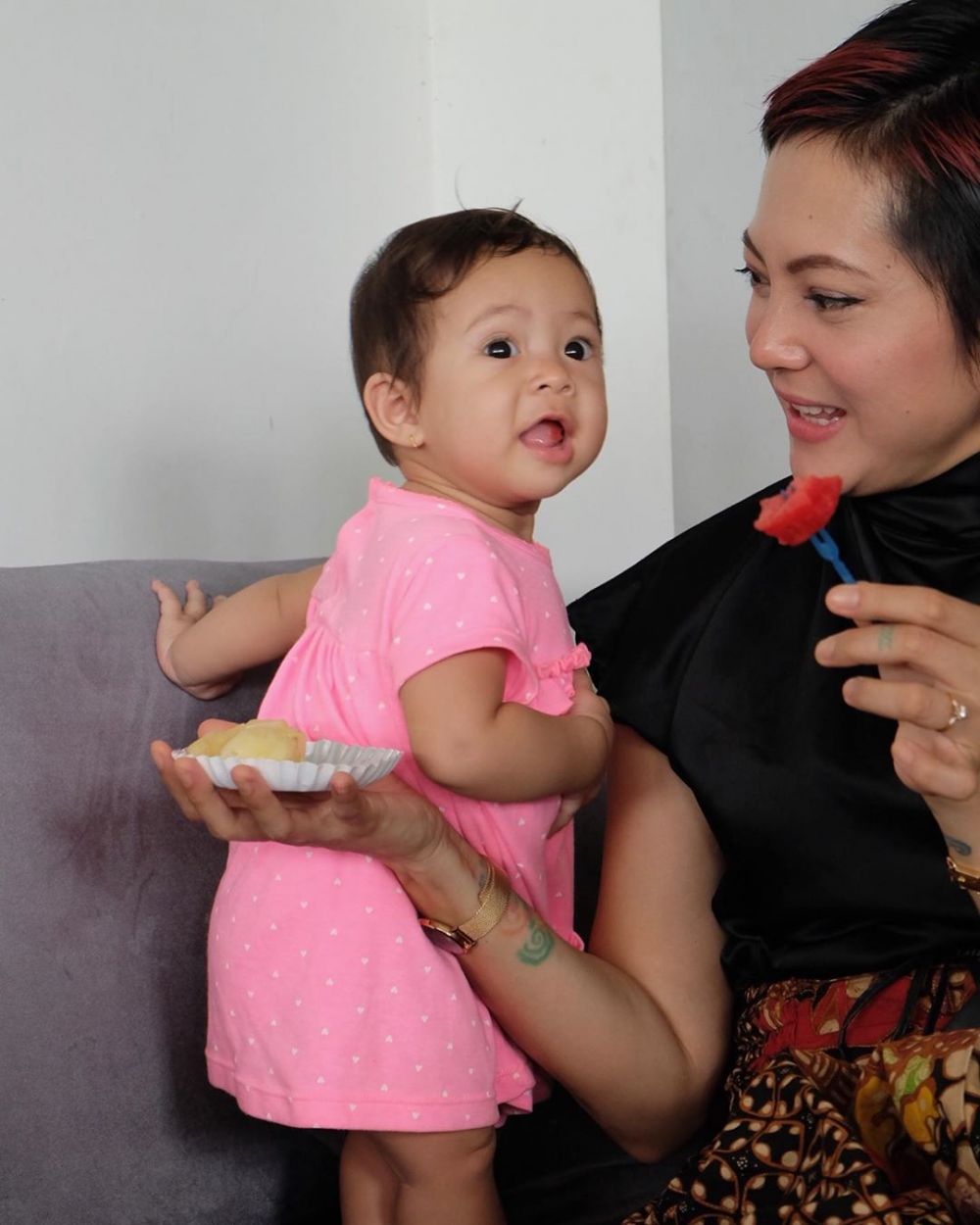 7 Momen Poppy Sovia momong anak, gayanya tomboi abis