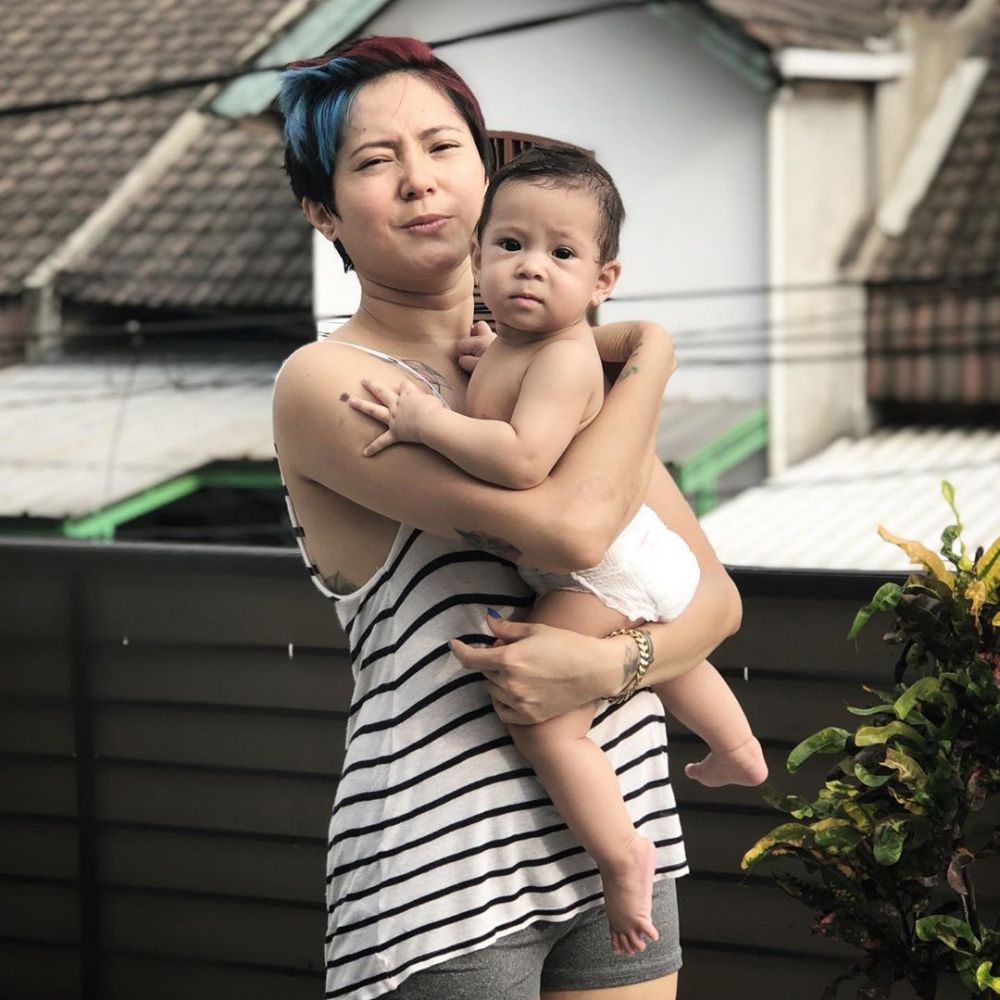 7 Momen Poppy Sovia momong anak, gayanya tomboi abis