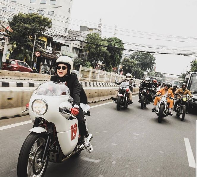 10 Gaya Dian Ayu istri Omesh saat kendarai motor gede, karismatik