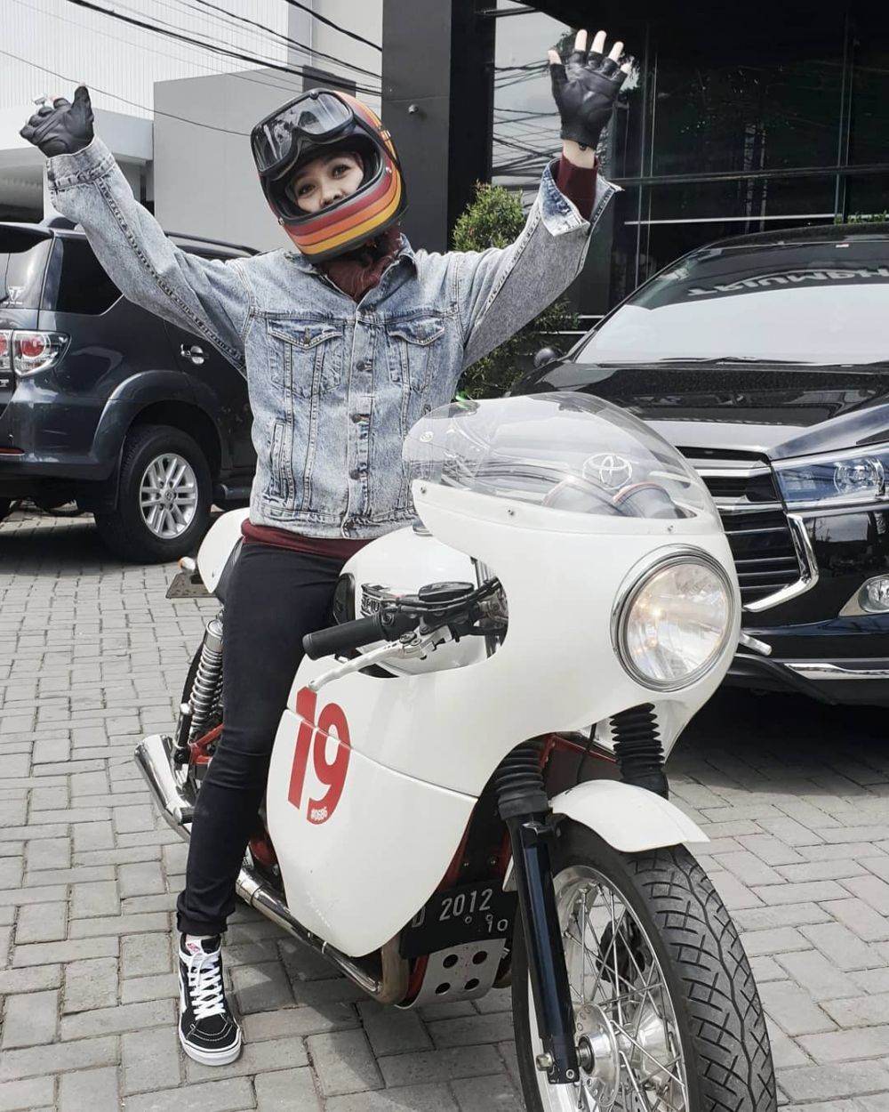 10 Gaya Dian Ayu istri Omesh saat kendarai motor gede, karismatik
