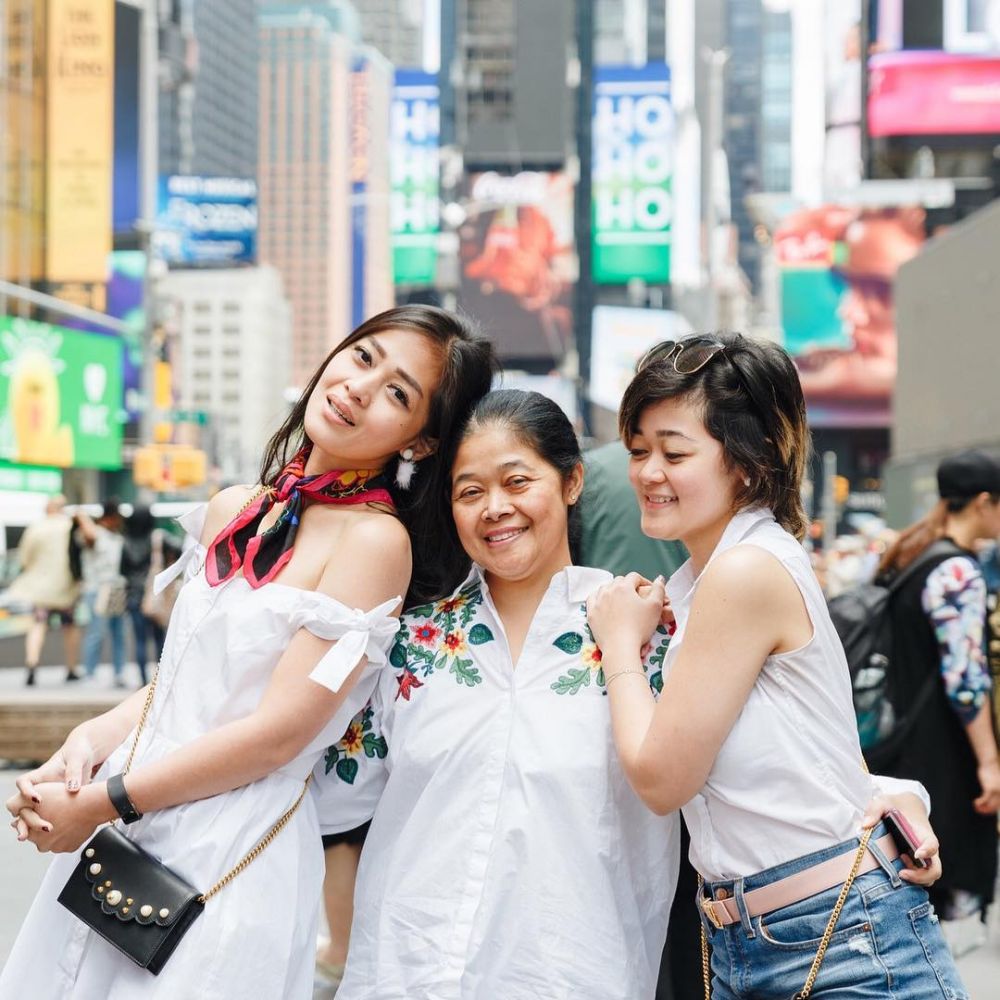 10 Potret kebersamaan Gracia Indri dan Gisela Cindy bareng ibunda