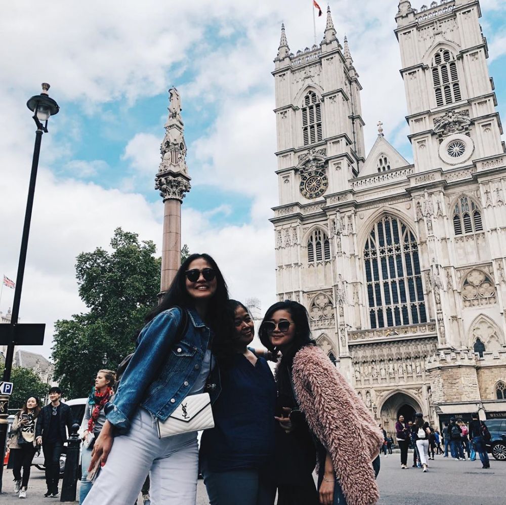 10 Potret kebersamaan Gracia Indri dan Gisela Cindy bareng ibunda