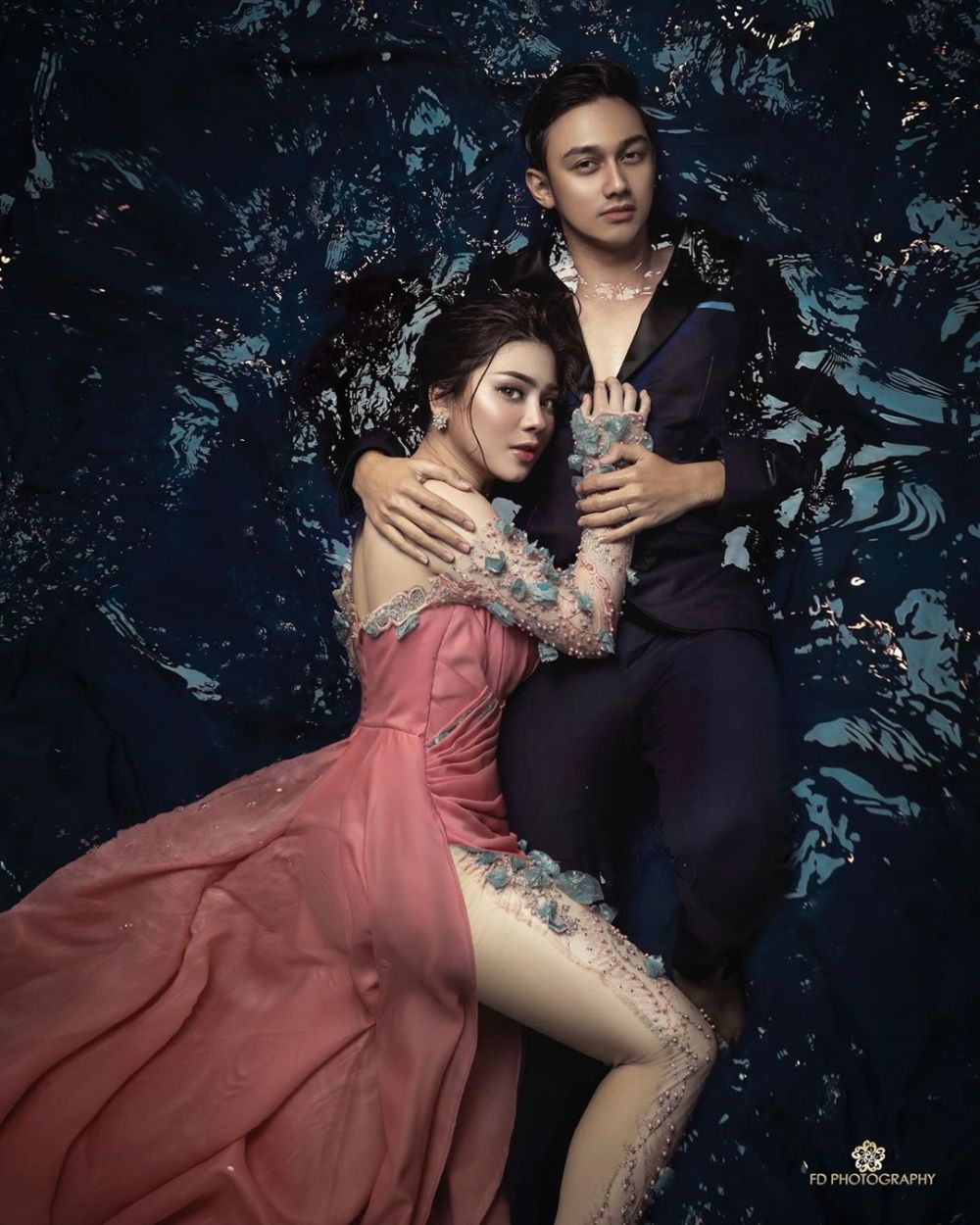 Potret kemesraan 6 pasang seleb pemotretan di dalam air, romantis